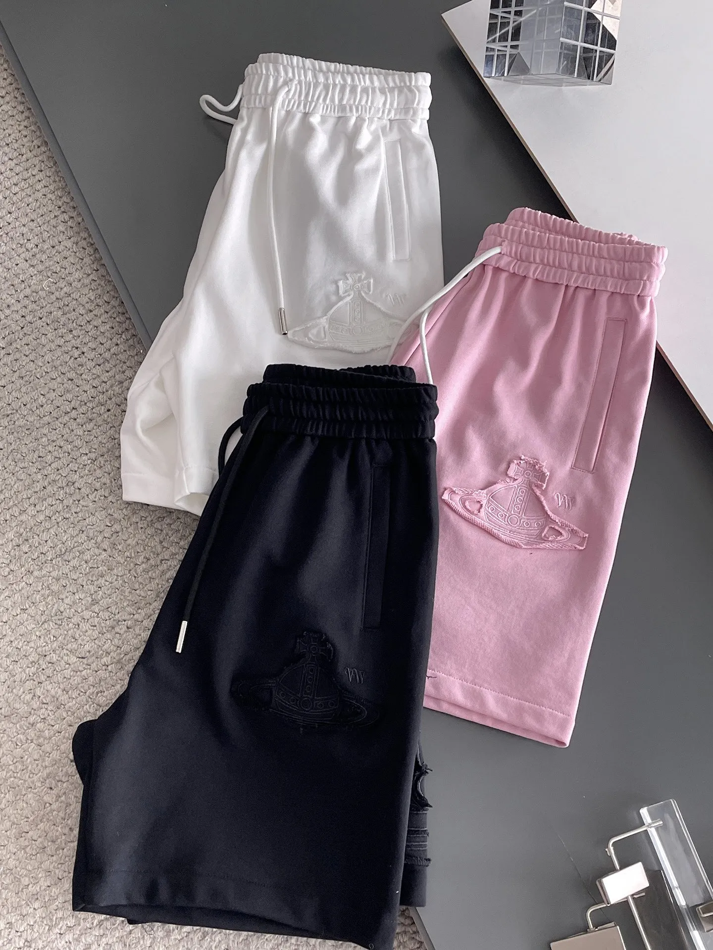 The Queen Mother's three-standard complete 2025 summer New Arrival men's casual shorts, advanced custom-made Breathable fabric, Breathable fabric, extremely stretchy and comfortable, impeccable details, top-grade accessories, original logo design concept, delicate and soft feel! The upper body fit is awesome! Size: M-XXXL Please state your height and weight when ordering